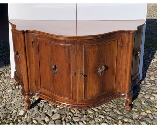 Credenza in legno di noce massello. Venezia, XVIII secolo. Credenza in legno di noce massello. Venezia, XVIII secolo.