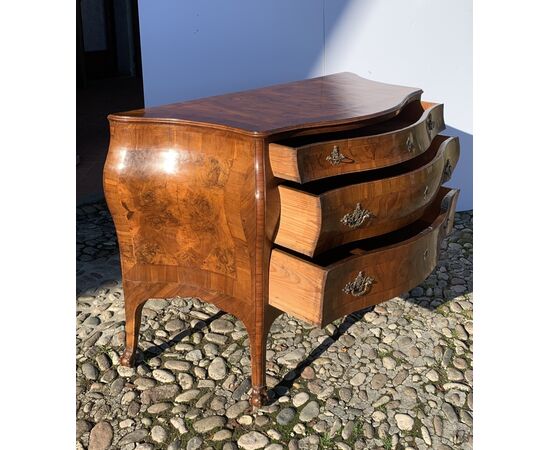 Serpentine chest of drawers veneered in walnut and walnut burl. Venetian, 18th century.