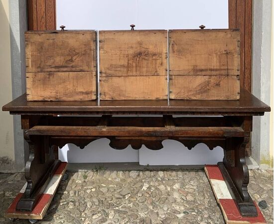 Large walnut desk in solid walnut. Northern Italy, late 16th century.