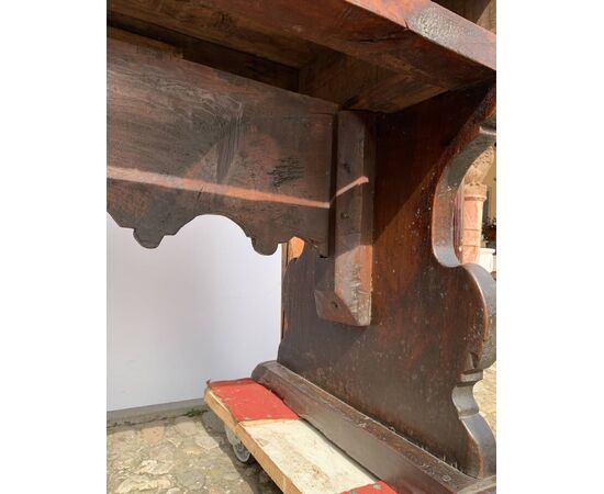 Large walnut desk in solid walnut. Northern Italy, late 16th century.