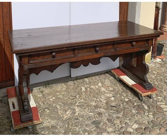 Large walnut desk in solid walnut. Northern Italy, late 16th century.
