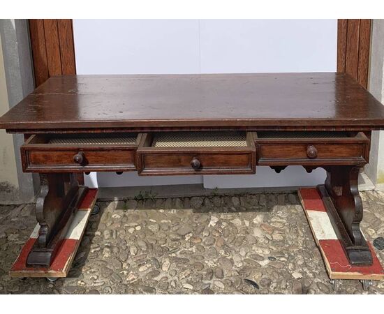 Large walnut desk in solid walnut. Northern Italy, late 16th century.