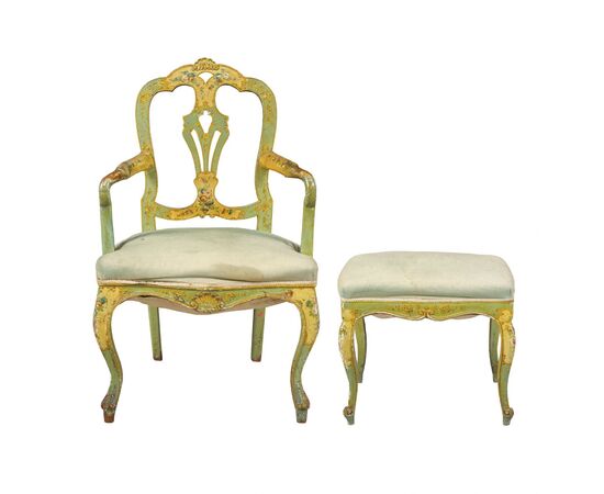 Poltrona e panchetto in legno intagliato e laccato. Venezia, XIX-XX secolo.