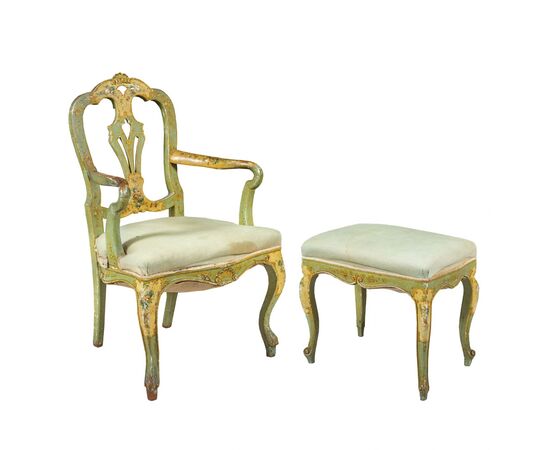 Poltrona e panchetto in legno intagliato e laccato. Venezia, XIX-XX secolo.
