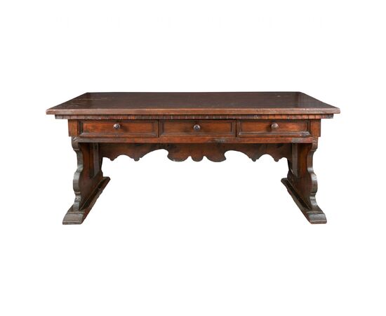 Large walnut desk in solid walnut. Northern Italy, late 16th century.