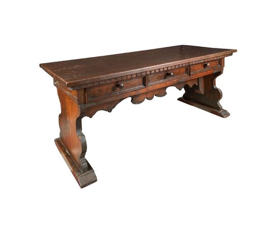 Large walnut desk in solid walnut. Northern Italy, late 16th century.
