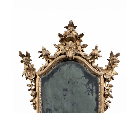 Carved and gilded wooden mirror. Northern Italy, 18th century.