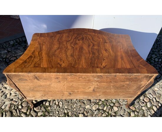Serpentine chest of drawers veneered in walnut and walnut burl. Venetian, 18th century.