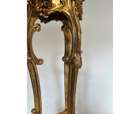 Carved and gilded wooden pedestal table. Lombardy, mid-19th century