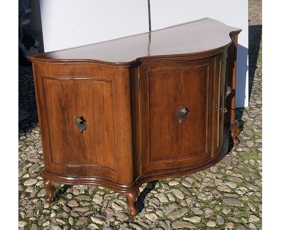 Credenza in legno di noce massello. Venezia, XVIII secolo. Credenza in legno di noce massello. Venezia, XVIII secolo.