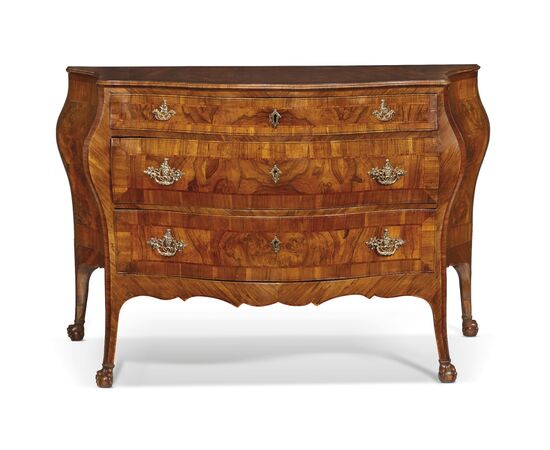 Serpentine chest of drawers veneered in walnut and walnut burl. Venetian, 18th century.