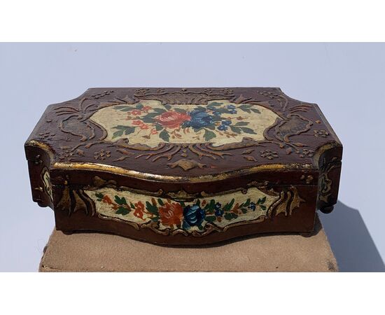Carved, lacquered, and painted wooden jewelry box. Venice, 18th-19th century.