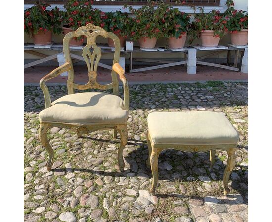 Poltrona e panchetto in legno intagliato e laccato. Venezia, XIX-XX secolo.