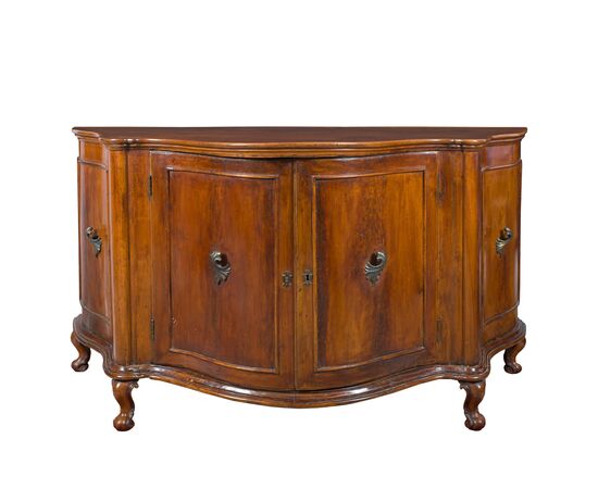 Credenza in legno di noce massello. Venezia, XVIII secolo. Credenza in legno di noce massello. Venezia, XVIII secolo.