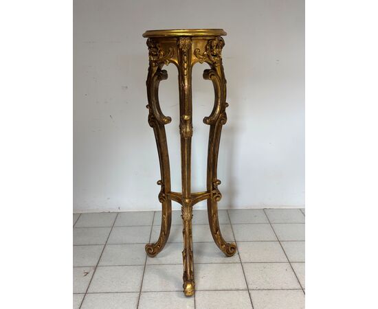 Carved and gilded wooden pedestal table. Lombardy, mid-19th century