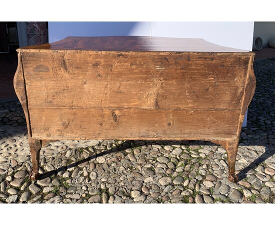 Serpentine chest of drawers veneered in walnut and walnut burl. Venetian, 18th century.