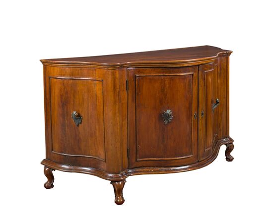 Credenza in legno di noce massello. Venezia, XVIII secolo. Credenza in legno di noce massello. Venezia, XVIII secolo.