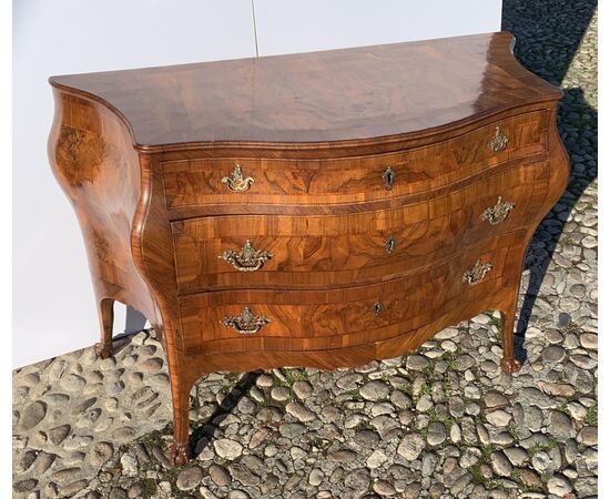 Serpentine chest of drawers veneered in walnut and walnut burl. Venetian, 18th century.