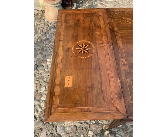 Extendable inlaid wood dining table. Piacenza, second half of the 18th century.