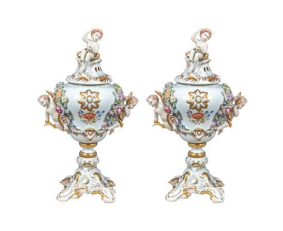 Coppia di vasi brucia-incenso in porcellana policroma. Capodimonte, XIX secolo. Coppia di vasi brucia-incenso in porcellana policroma. Capodimonte, XIX secolo.