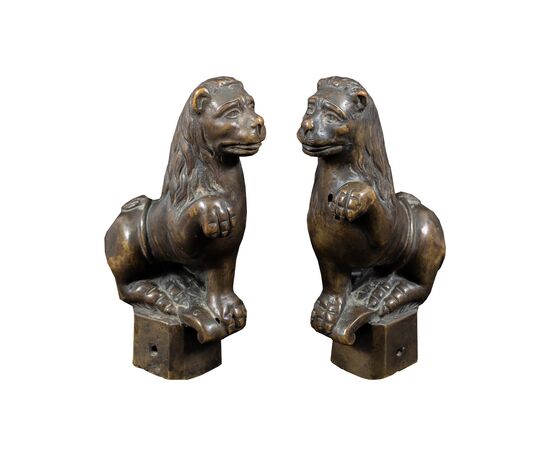 Coppia di piccole sculture in bronzo - Leoni grotteschi. Italia, XVIII-XIX secolo. Coppia di piccole sculture in bronzo - Leoni grotteschi. Italia, XVIII-XIX secolo.