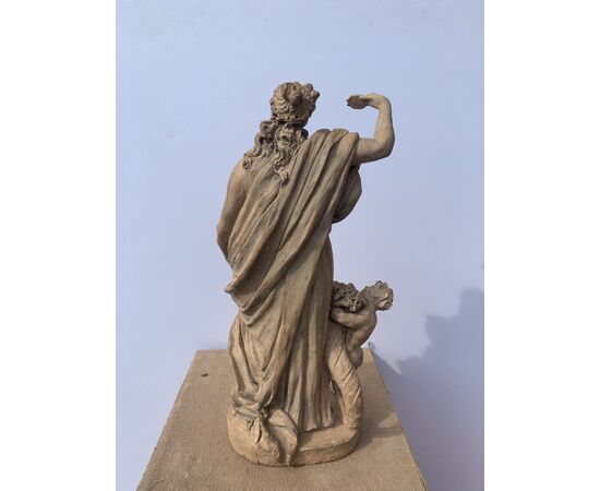 Scultura in terracotta - Allegoria della Vanità. Italia, XVIII secolo. Scultura in terracotta - Allegoria della Vanità. Italia, XVIII secolo.