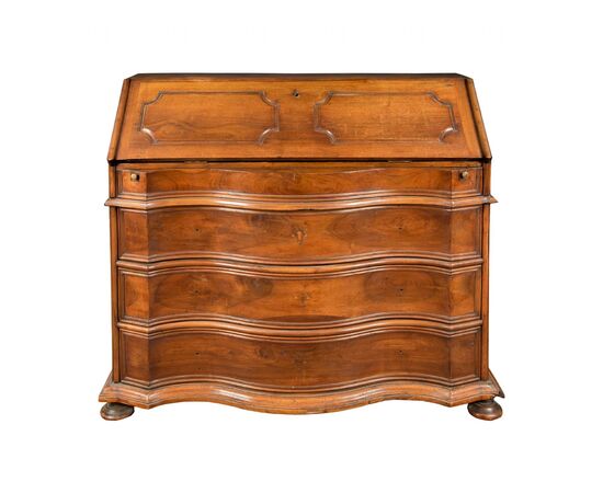 Walnut chest of drawers with drop-leaf. Italy, 18th century.