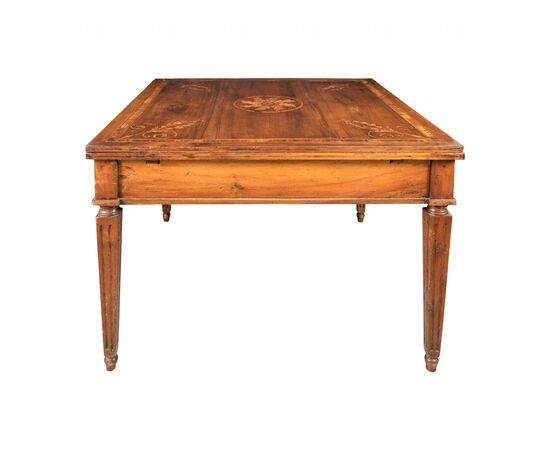 Extendable inlaid wood dining table. Piacenza, second half of the 18th century.