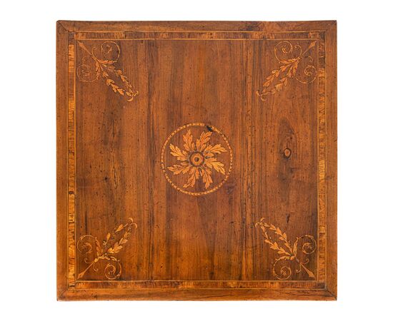 Extendable inlaid wood dining table. Piacenza, second half of the 18th century.