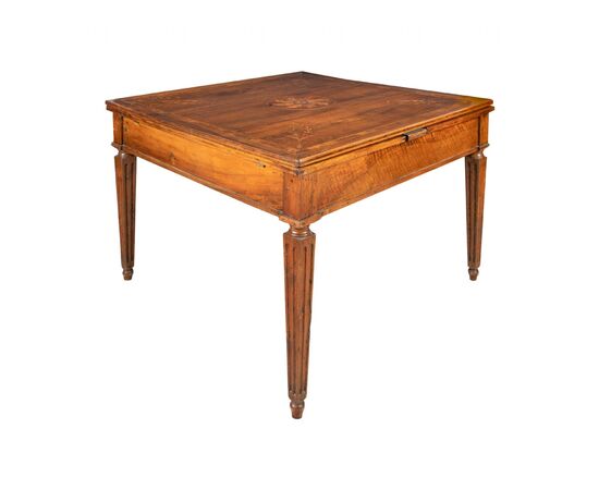 Extendable inlaid wood dining table. Piacenza, second half of the 18th century.