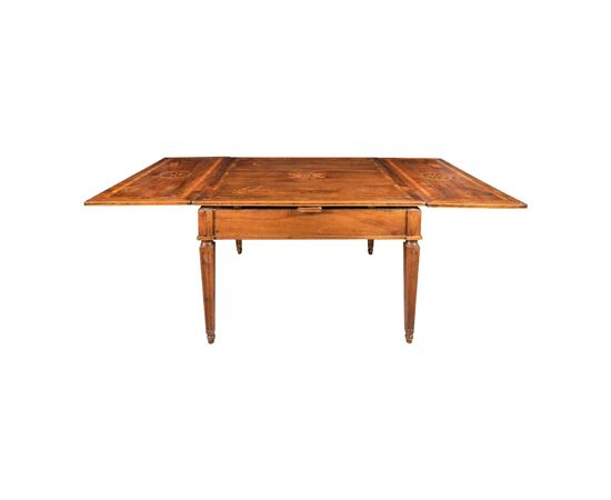 Extendable inlaid wood dining table. Piacenza, second half of the 18th century.