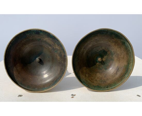 Coppia di candelieri in bronzo dorato. Parigi, inizi XIX secolo.