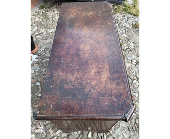 Cassettone in piuma di noce. Italia, inizi XIX secolo. Cassettone in piuma di noce. Italia, inizi XIX secolo.