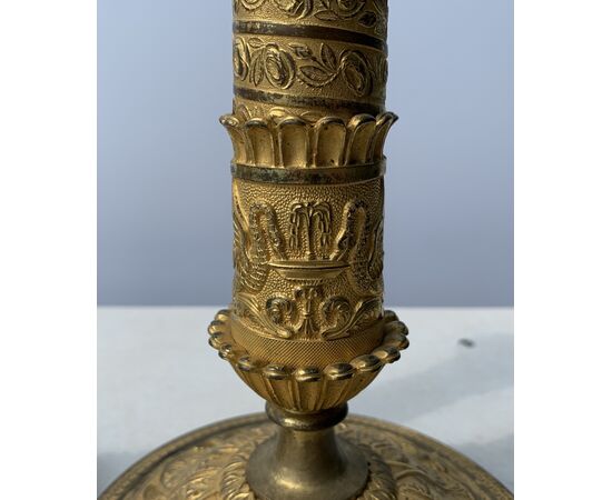 Coppia di candelieri in bronzo dorato. Parigi, inizi XIX secolo.