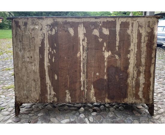 Cassettone in piuma di noce. Italia, inizi XIX secolo. Cassettone in piuma di noce. Italia, inizi XIX secolo.