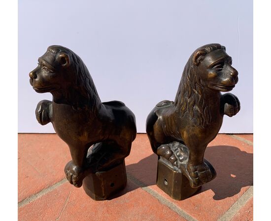 Coppia di piccole sculture in bronzo - Leoni grotteschi. Italia, XVIII-XIX secolo. Coppia di piccole sculture in bronzo - Leoni grotteschi. Italia, XVIII-XIX secolo.