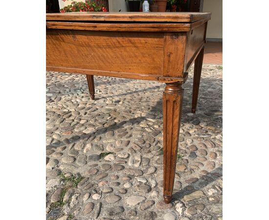 Extendable inlaid wood dining table. Piacenza, second half of the 18th century.