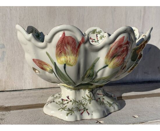 Coppa centrotavola in maiolica policroma. Bassano, XIX secolo. Coppa centrotavola in maiolica policroma. Bassano, XIX secolo.