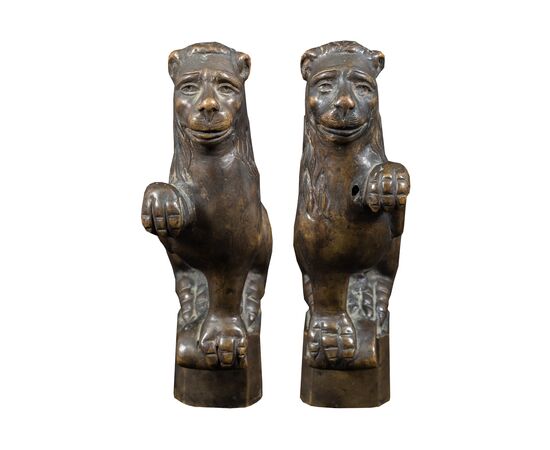Coppia di piccole sculture in bronzo - Leoni grotteschi. Italia, XVIII-XIX secolo. Coppia di piccole sculture in bronzo - Leoni grotteschi. Italia, XVIII-XIX secolo.