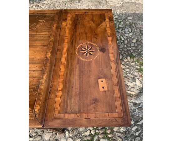 Extendable inlaid wood dining table. Piacenza, second half of the 18th century.