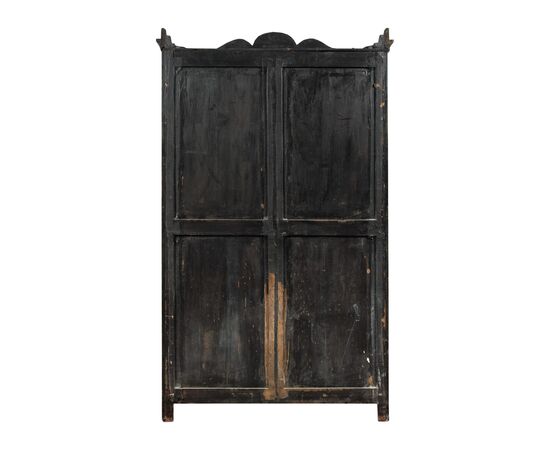 Vetrina impiallacciata in legni vari. Francia, fine XIX secolo.