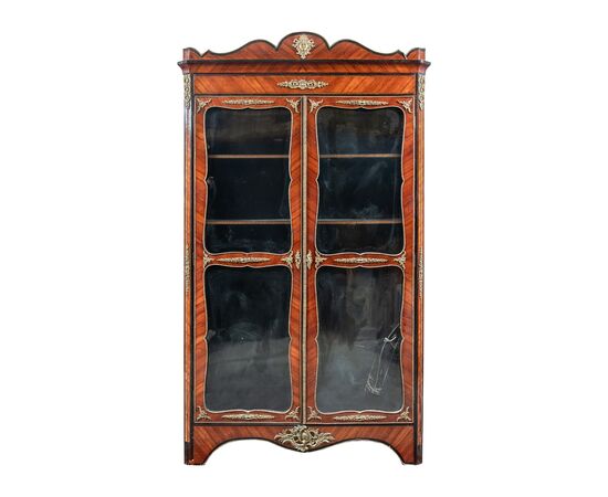 Vetrina impiallacciata in legni vari. Francia, fine XIX secolo.