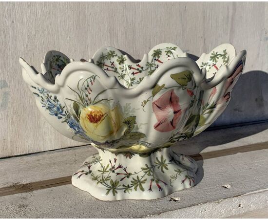 Coppa centrotavola in maiolica policroma. Bassano, XIX secolo. Coppa centrotavola in maiolica policroma. Bassano, XIX secolo.