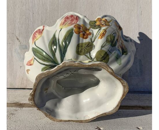 Coppa centrotavola in maiolica policroma. Bassano, XIX secolo. Coppa centrotavola in maiolica policroma. Bassano, XIX secolo.