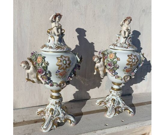 Coppia di vasi brucia-incenso in porcellana policroma. Capodimonte, XIX secolo. Coppia di vasi brucia-incenso in porcellana policroma. Capodimonte, XIX secolo.