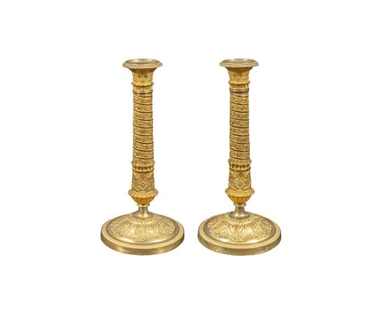Coppia di candelieri in bronzo dorato. Parigi, inizi XIX secolo.