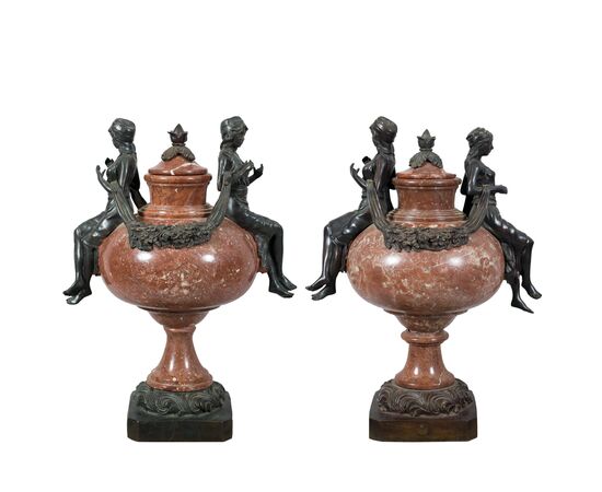 Coppia di vasi in marmo rosso e bronzo. Italia, fine XIX secolo. Coppia di vasi in marmo rosso e bronzo. Italia, fine XIX secolo.