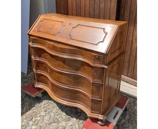 Walnut chest of drawers with drop-leaf. Italy, 18th century.