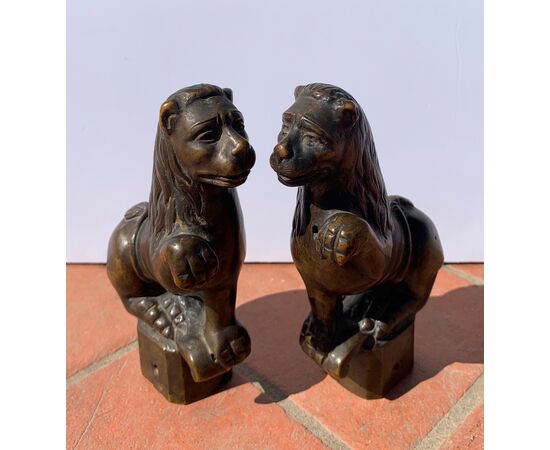 Coppia di piccole sculture in bronzo - Leoni grotteschi. Italia, XVIII-XIX secolo. Coppia di piccole sculture in bronzo - Leoni grotteschi. Italia, XVIII-XIX secolo.