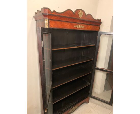 Vetrina impiallacciata in legni vari. Francia, fine XIX secolo.